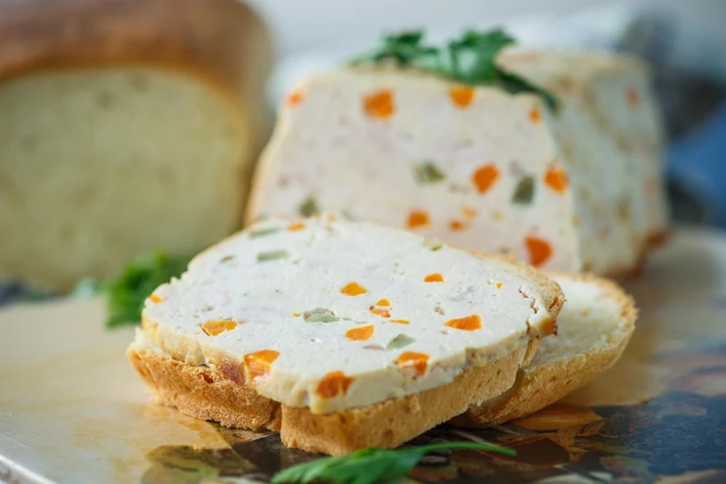 Vhodný je kuřecí paštát. Mohou ho konzumovat lidé držící dietu a sportovci.