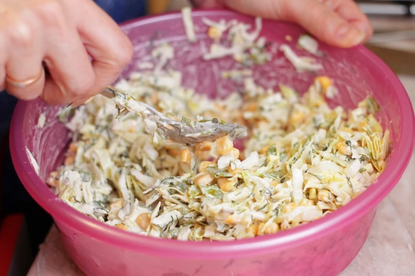 Toto je můj oblíbený salát k večeři. Tajemství spočívá v aromatické jogurtové omáčce.