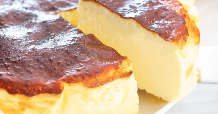 K přípravě tohoto krémového jogurtového dortu v horkovzdušné troubě budete potřebovat pouze 3 ingredience.