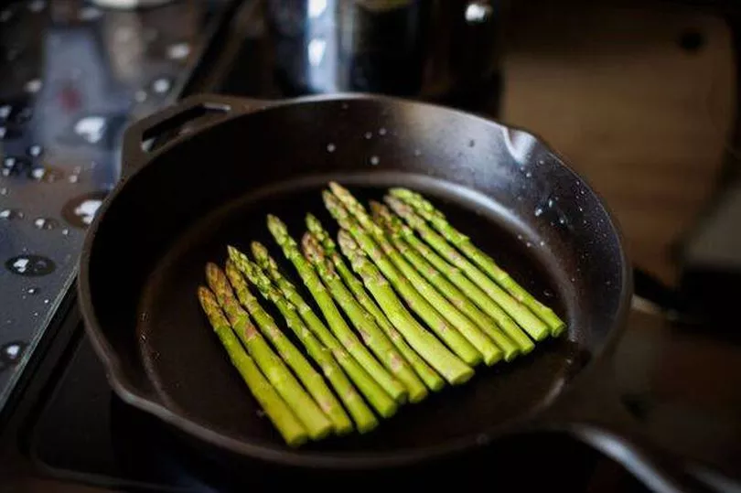 Šéfkuchař říká, že špargl připravujeme špatně – „zbavujeme“ ho jedné ingredience, abychom zachovali chuť