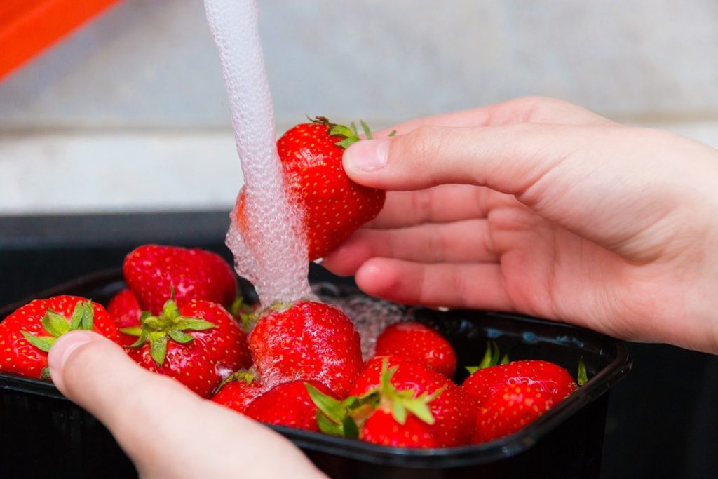 Jak efektivně umýt jahody, aby se odstranily všechny zbytky pesticidů?