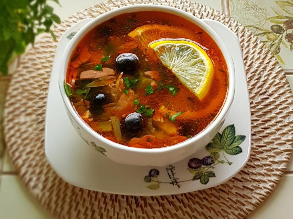 Do této tradiční polévky se přidává citron a olivy. Na Východě se jí .