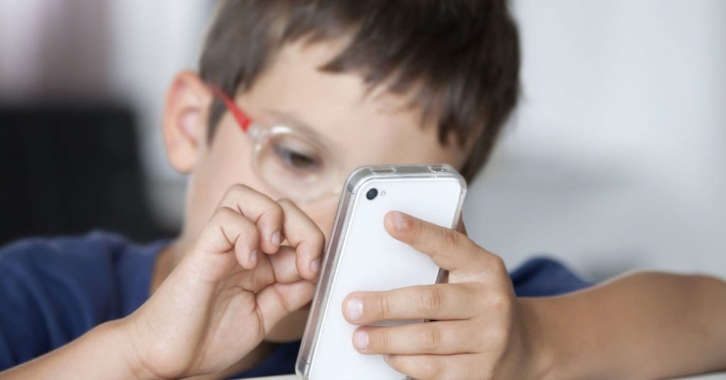 Chlapec si objednal 70 000 sladkostí na Amazonu pomocí mobilního telefonu své matky. Problém je v tom, že zboží dorazilo a jídlo nelze vrátit.
