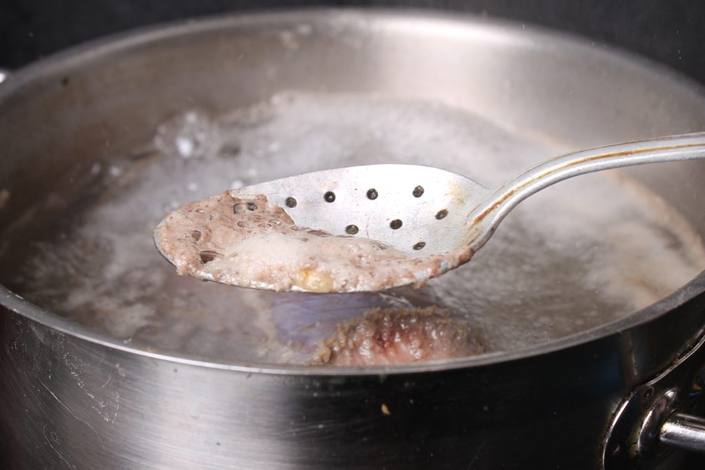 Je třeba při vaření masa sbírat pěnu – zapamatujte si to jednou provždy