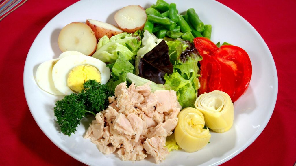 Opravdu jídlo po 18:00 vede k obezitě? Prověřujeme nejoblíbenější mýtus o dietě