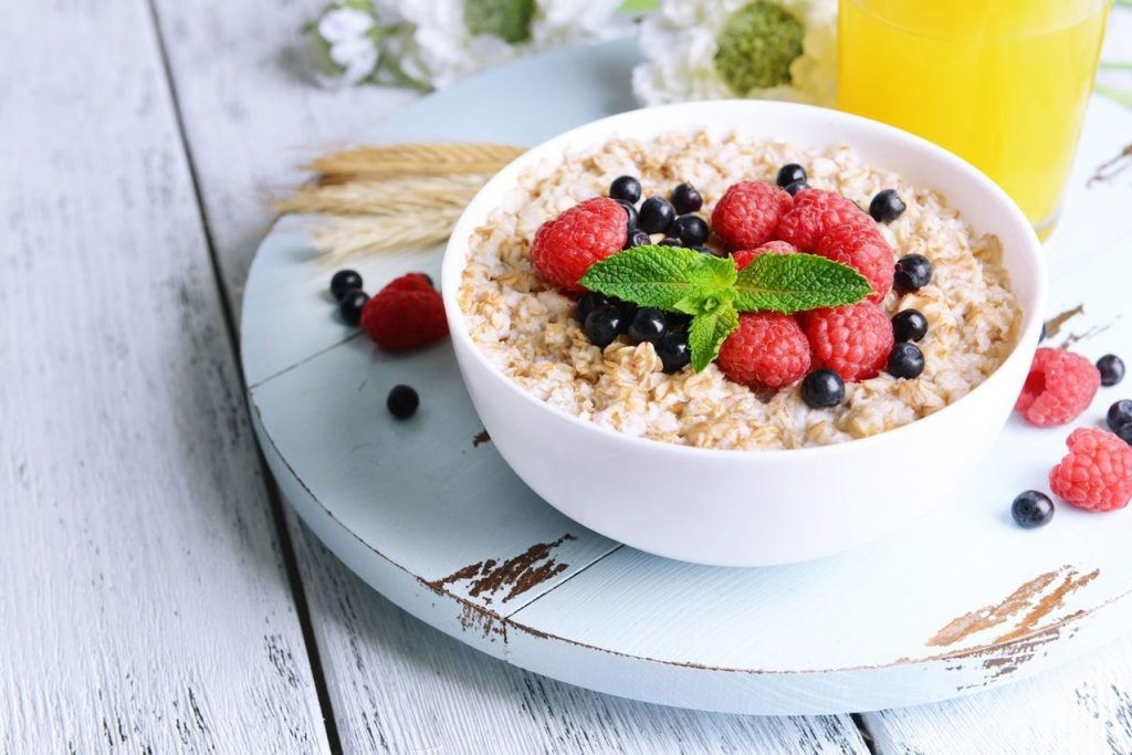 Zelená ovesná kaše pro zdravou snídani. Ideální pro lidi na dietě i nejen pro ně