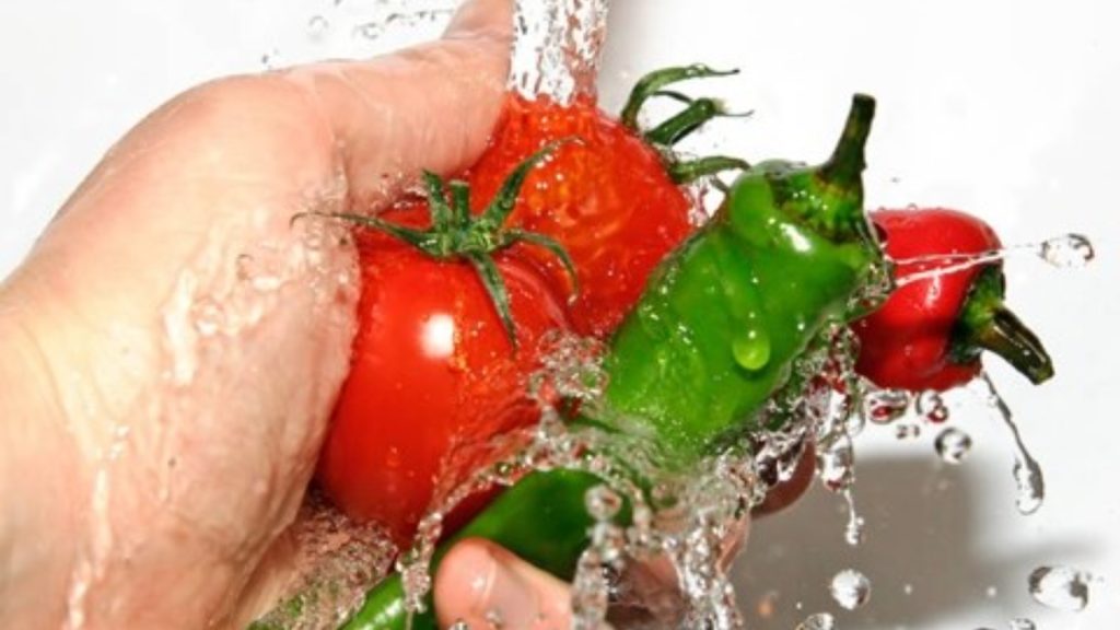 Nikdo to nedělá, ale tato metoda umožňuje odstranit 90 % pesticidů z vašeho ovoce a zeleniny.