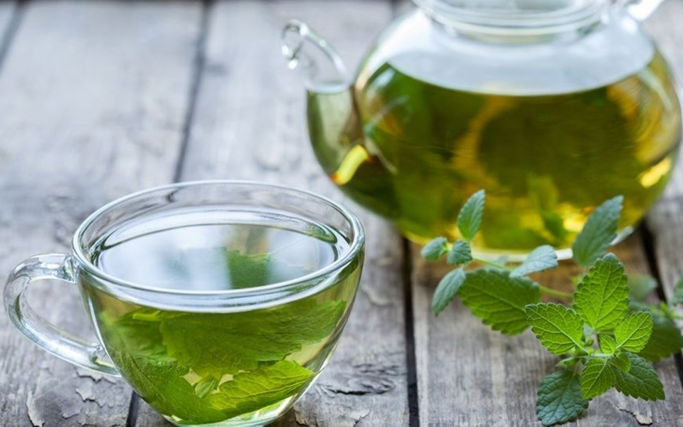 Čaj s meduňkou – nejlepší řešení pro zmírnění úzkosti a stresu.