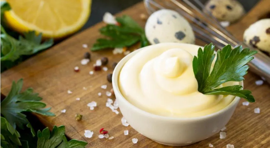 Méně kalorií, více bílkovin. Zdravější alternativa k majonéze z obchodu