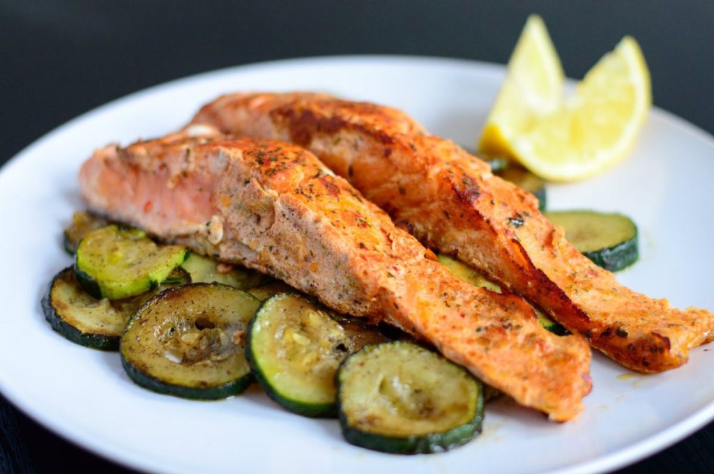 Keto omeleta s mozzarellou a rajčaty. Jednoduchý recept na zdravé jídlo