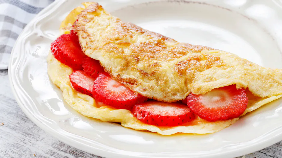 Tento omelet je ještě sytější. Je to moje oblíbená snídaně s jahodami.