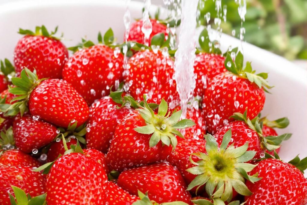 Jak efektivně umýt jahody, aby se odstranily všechny zbytky pesticidů?