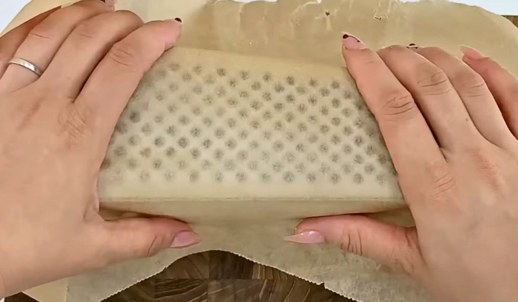 Vezměte struhadlo a zabalte ho do papíru na pečení. Tento patent vymyslel nějaký génius.