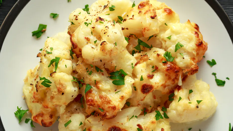 Barevná kapusta je v této variantě chutnější než s olejem a strouhankou. Recept je až směšně jednoduchý.