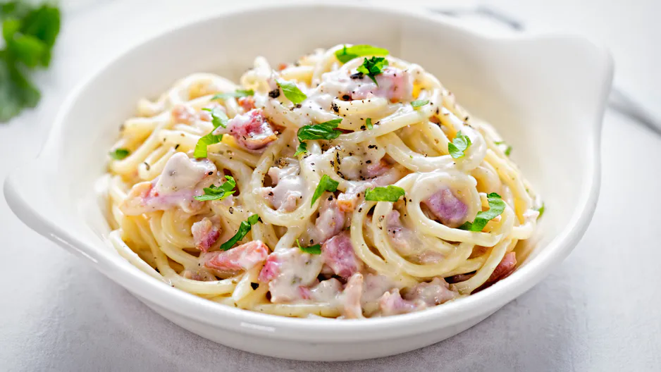 Vytáhnu z vývaru zbylé nudle a udělám z nich plnohodnotnou večeři. Jen pár ingrediencí