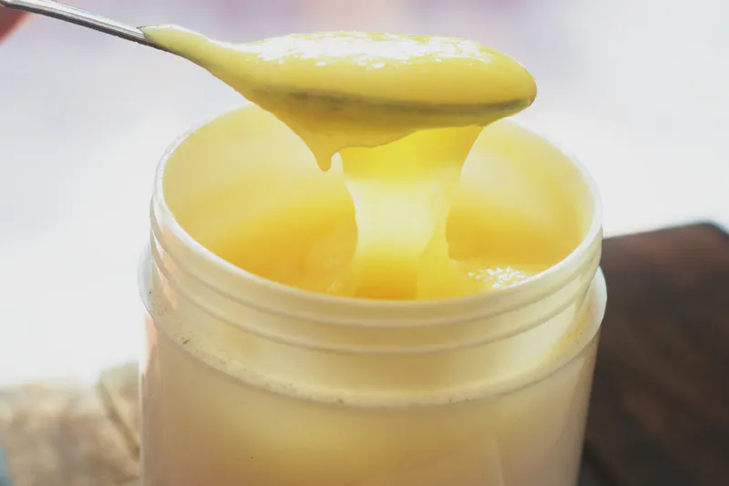 Češi se tomuto produktu vyhýbají, ale je zdravější než med. Chrání před mrtvicí.