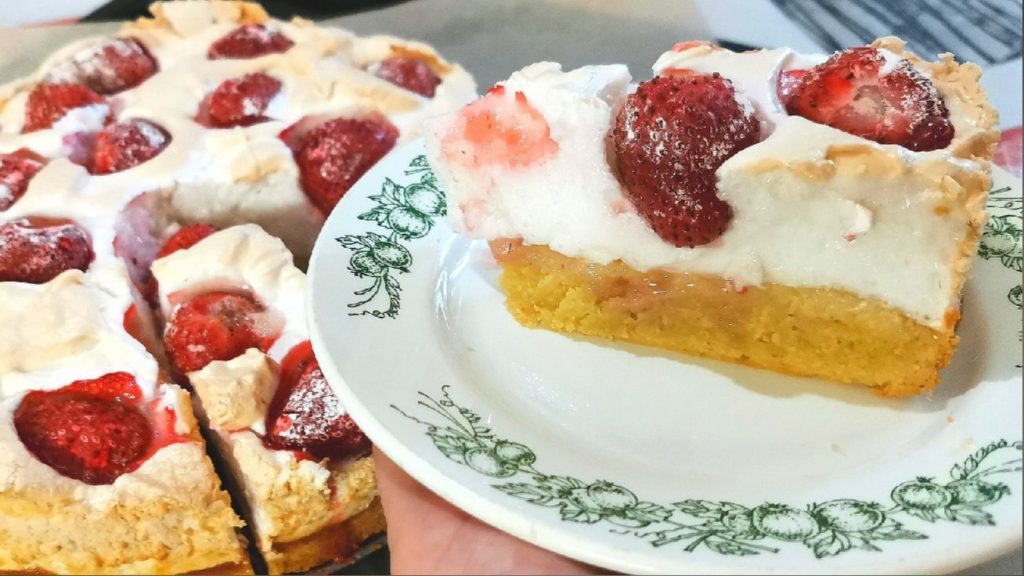 Rychlý jahodový koláč s citronovým tvarohem: jednoduchý recept