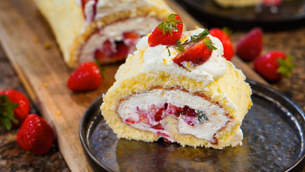 Biscuit roll with mascarpone cream and strawberries