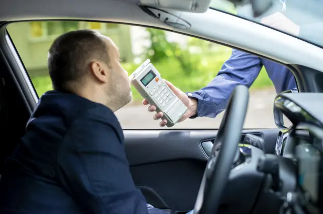 Jak dlouho je třeba počkat, než se po požití alkoholu můžete usednout za volant?