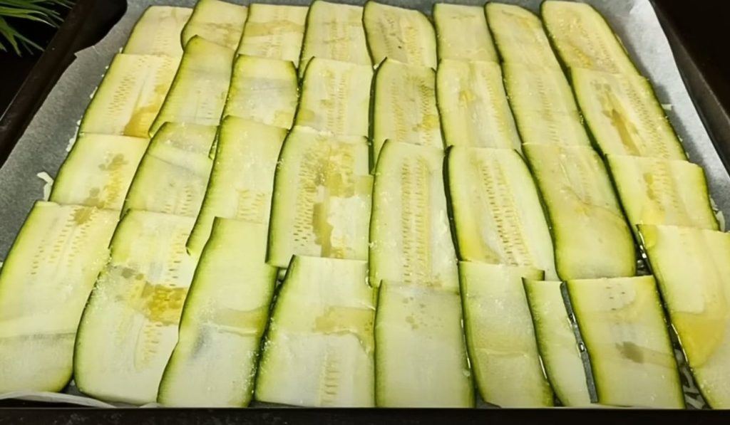 Nakrájím cuketu na plátky a položím je na plech. Všichni chtějí tento recept