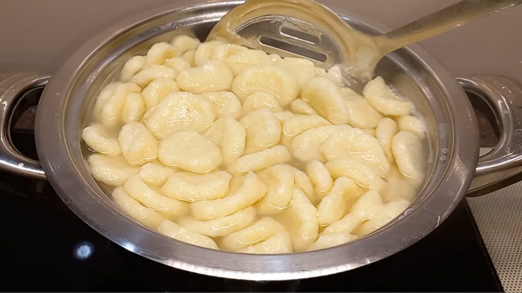 Jednoduchý recept na líné pelmeny. Přidejte místo brambor. Budou chutné a nadýchané, jako od babičky.