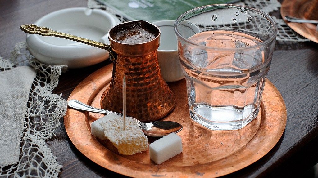 Pití vody před nebo po kávě: jak to ovlivňuje hladinu cukru v krvi?