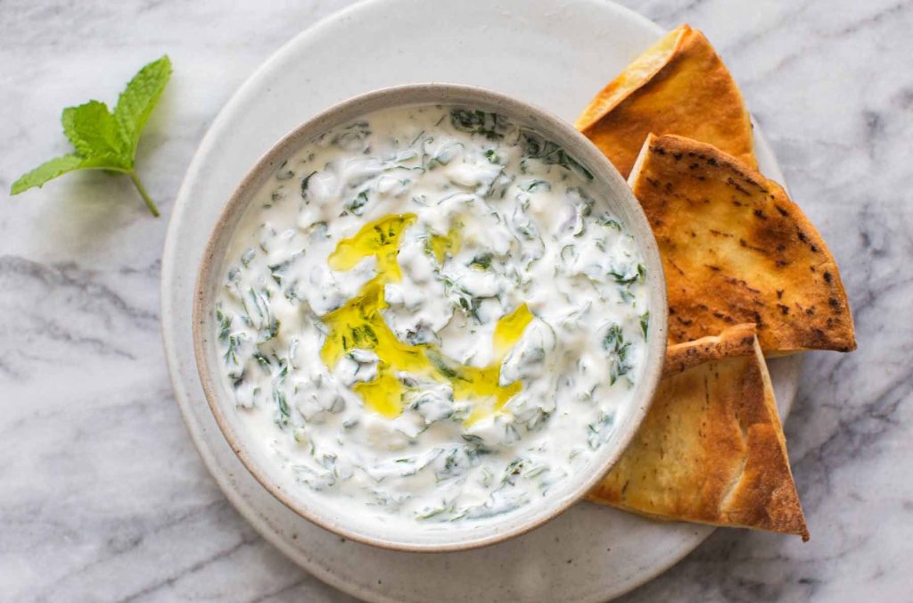 To je jediný způsob, jak připravit řecké tzatziki. Tuto lahodnou omáčku obohacuji slaným sýrem.