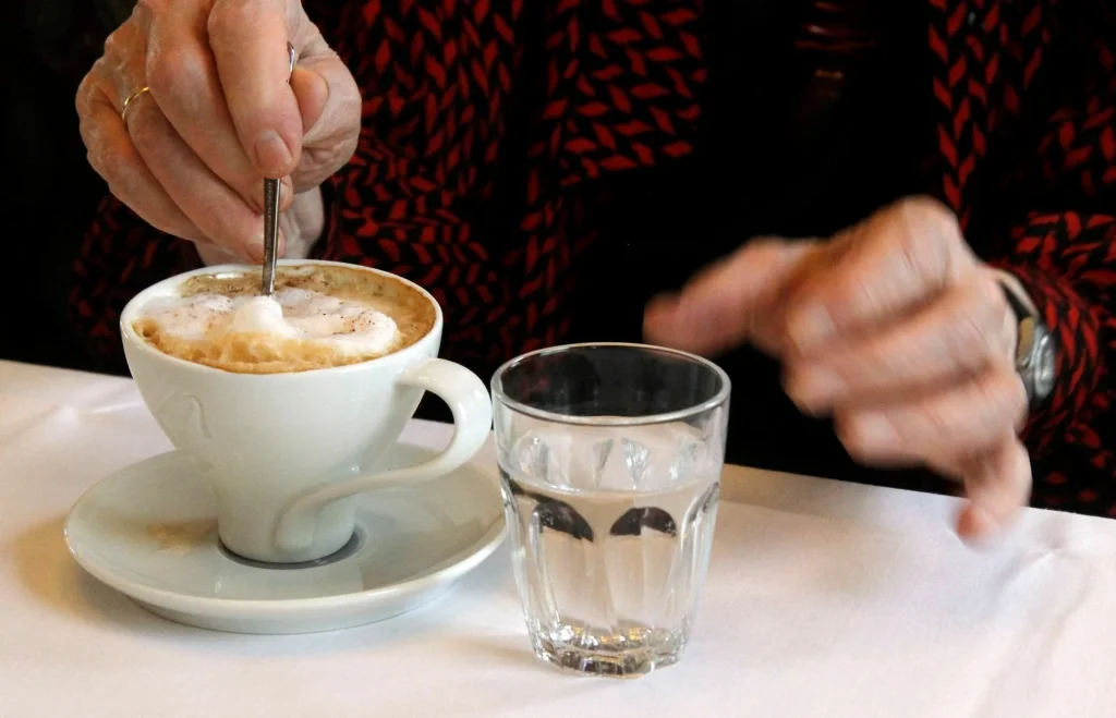 Pití vody před nebo po kávě: jak to ovlivňuje hladinu cukru v krvi?