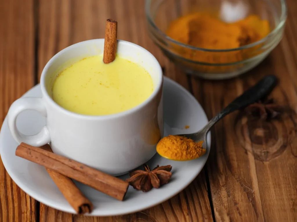 Káva s kurkumou na hubnutí: výhody, recept a tipy pro zvýšení účinnosti