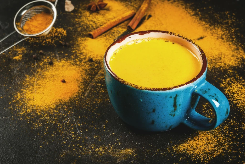 Káva s kurkumou na hubnutí: výhody, recept a tipy pro zvýšení účinnosti