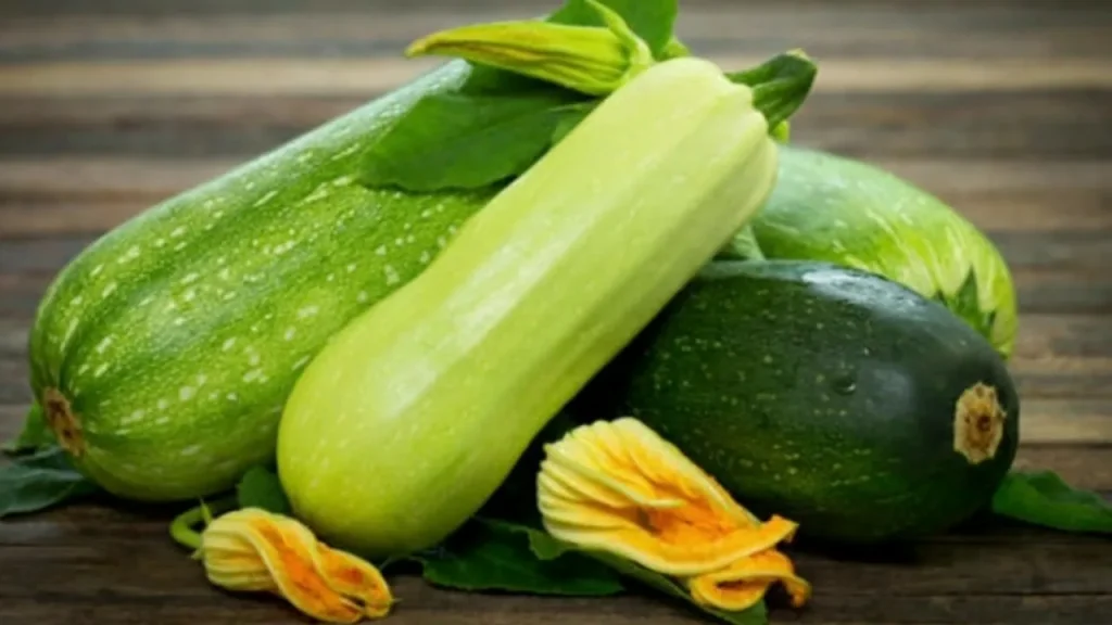 Nakrájím cuketu na plátky a položím je na plech. Všichni chtějí tento recept
