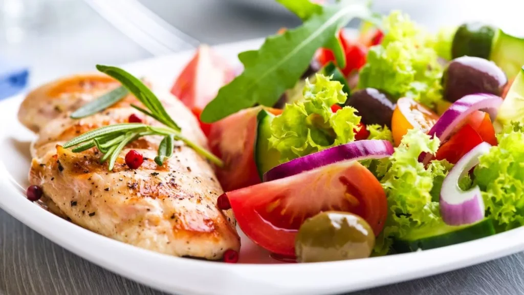 Opravdu jídlo po 18:00 vede k obezitě? Prověřujeme nejoblíbenější mýtus o dietě