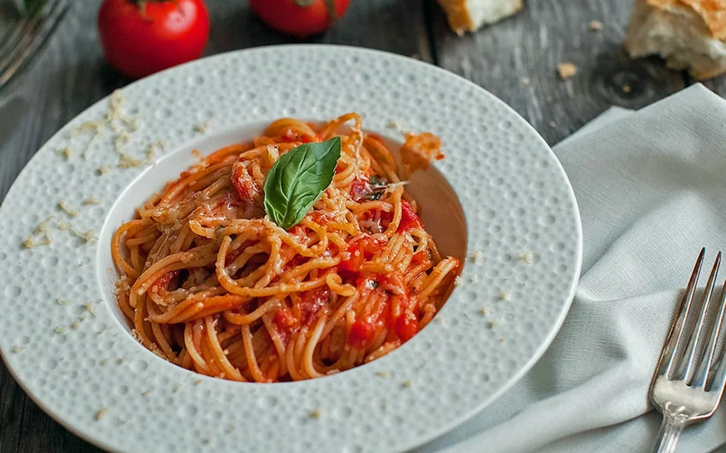 Rychlá pasta s rajčaty. Můžete ji připravit na večeři za 15 minut.