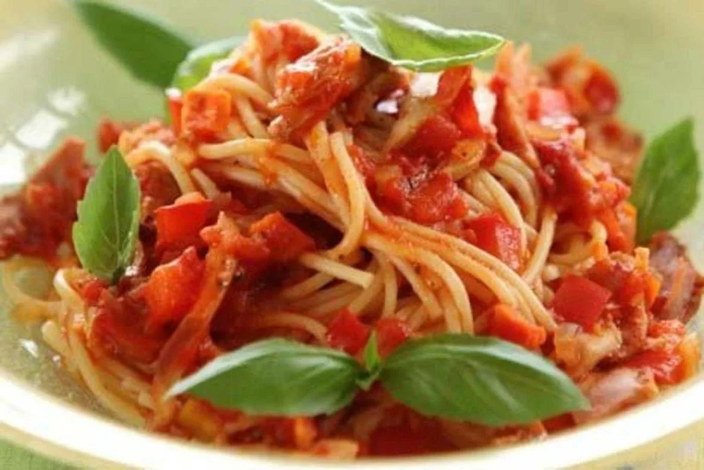 Rychlá pasta s rajčaty. Můžete ji připravit na večeři za 15 minut.