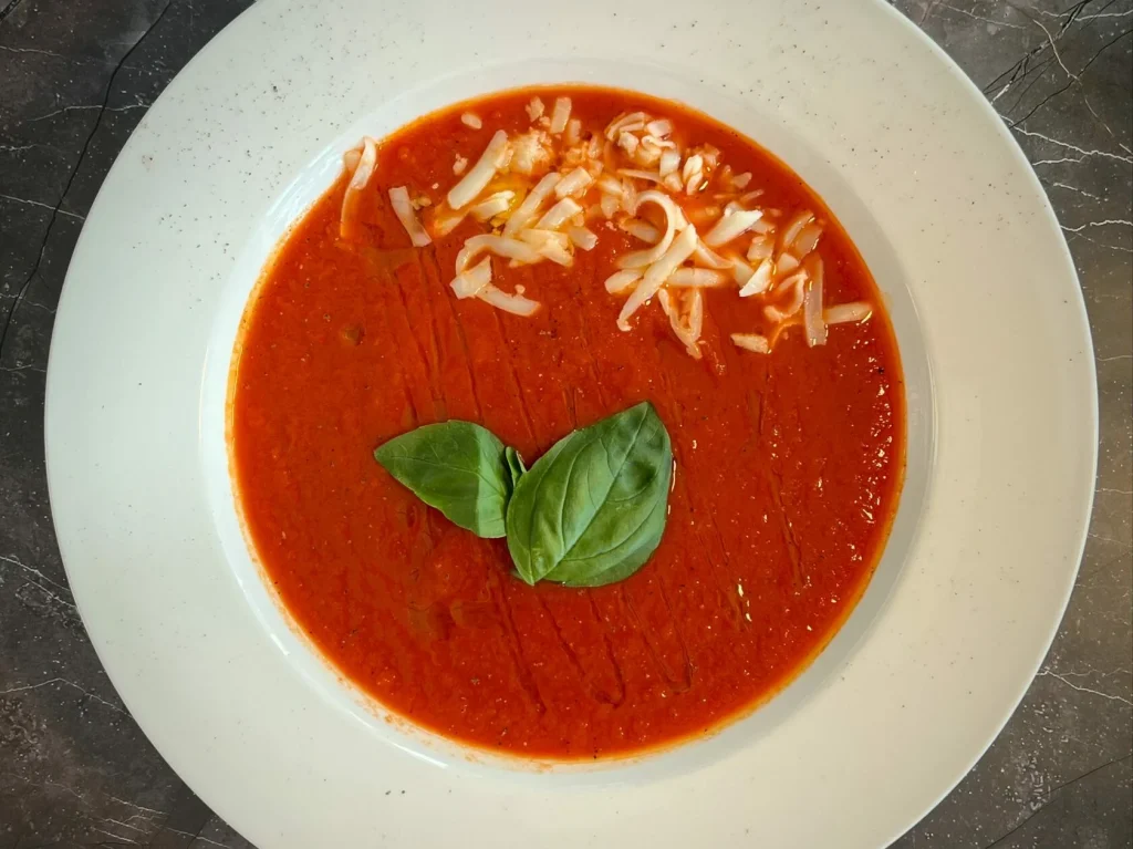 Předválečná rajčatová polévka. Tradiční recept a originální doplněk