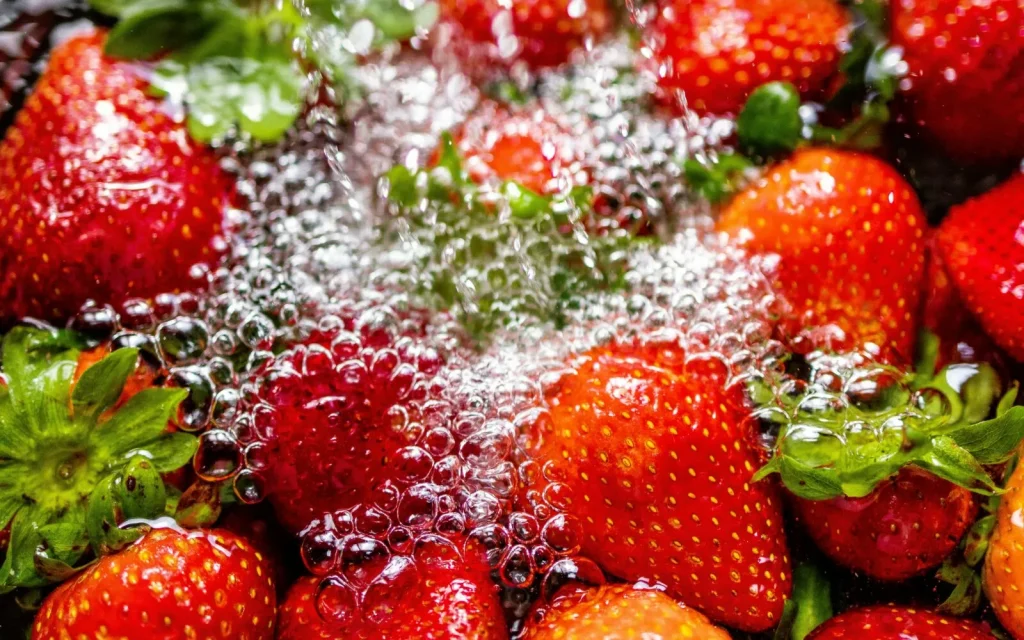 Jak efektivně umýt jahody, aby se odstranily všechny zbytky pesticidů?