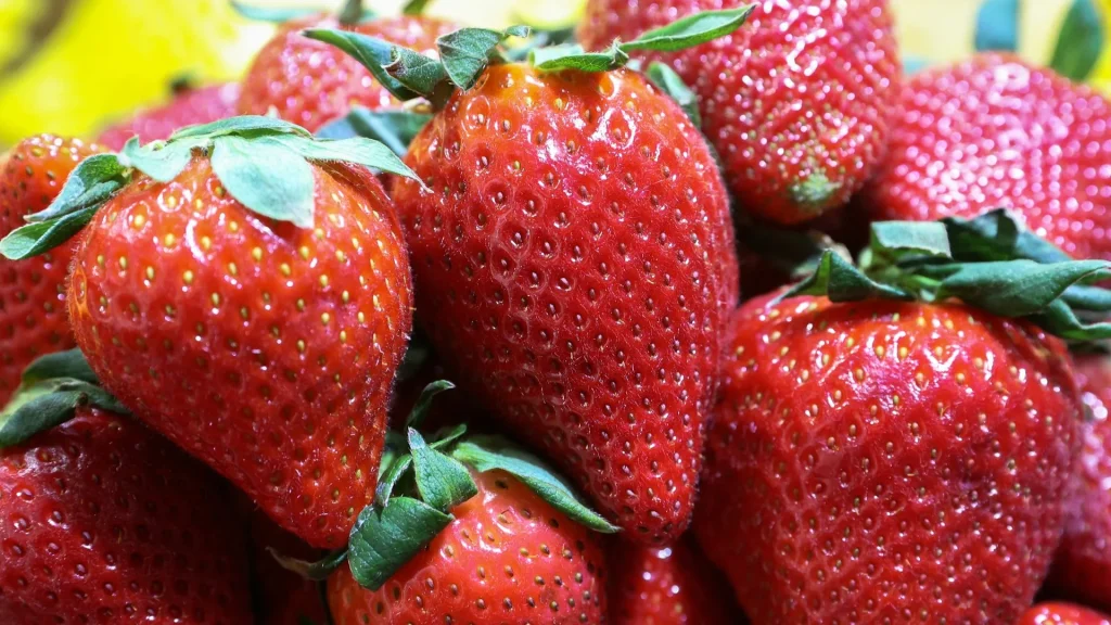 Jak efektivně umýt jahody, aby se odstranily všechny zbytky pesticidů?