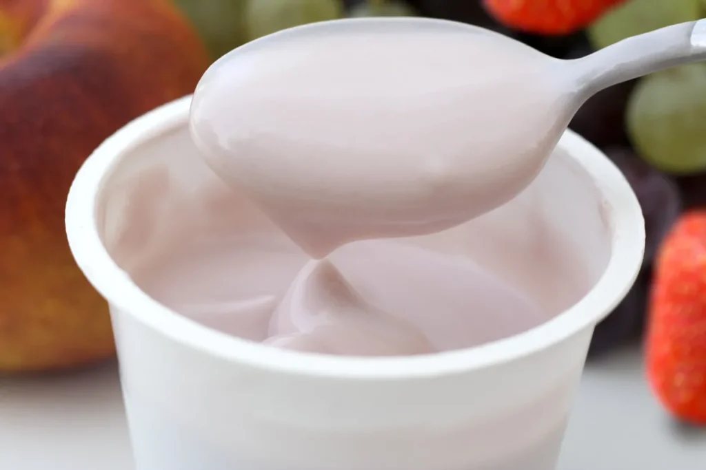 Jogurt nebo kefír: co lépe zmírňuje zánět? Odpověď odborníka.