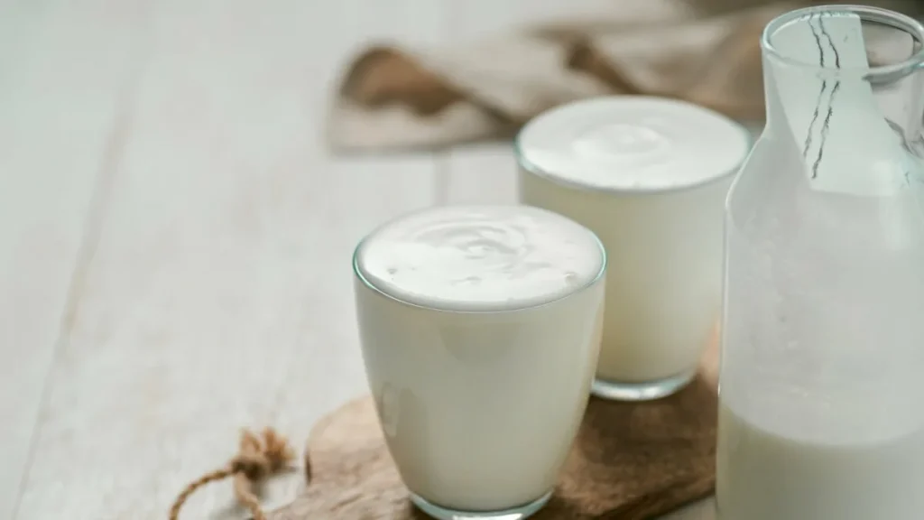 Jogurt nebo kefír: co lépe zmírňuje zánět? Odpověď odborníka.