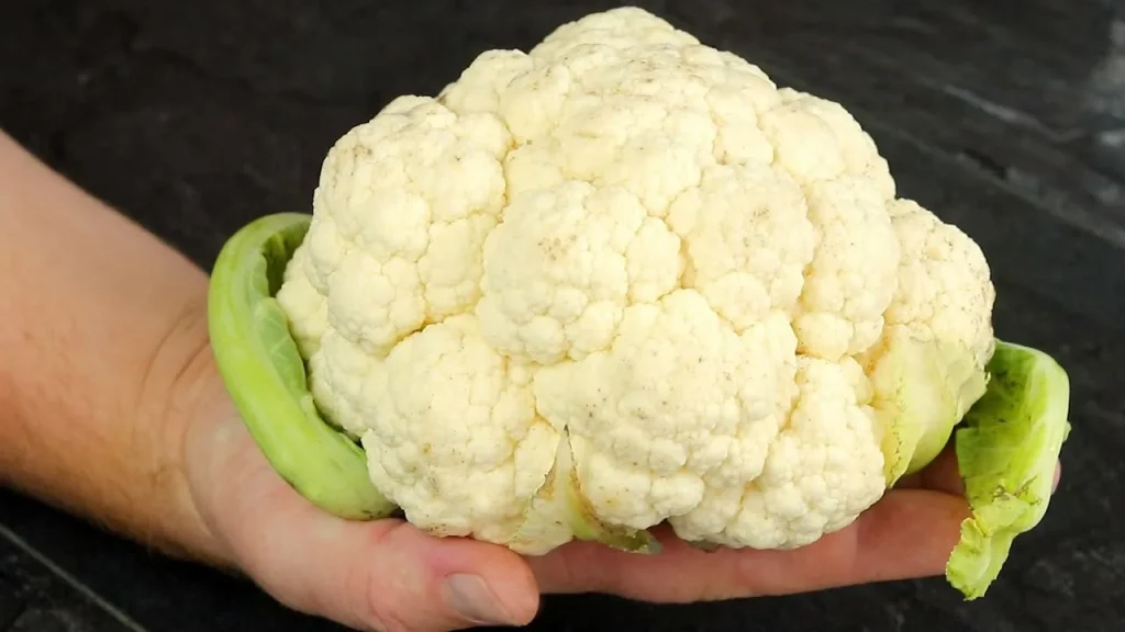 Barevná kapusta je v této variantě chutnější než s olejem a strouhankou. Recept je až směšně jednoduchý.