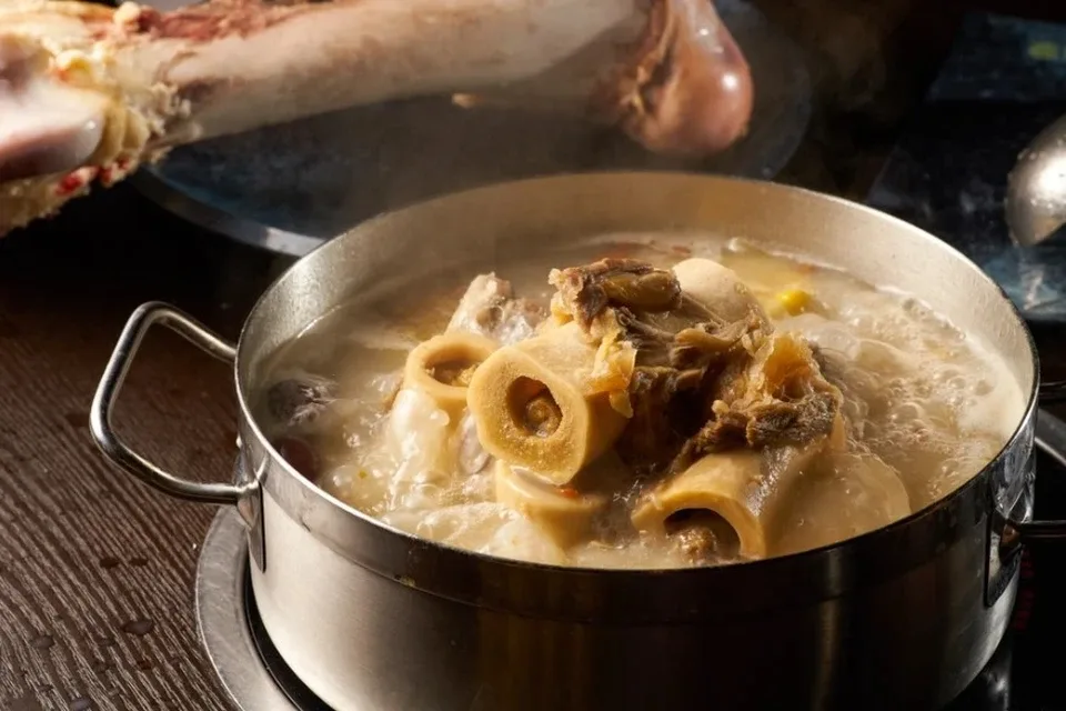 Domácí nápoj, který pomáhá produkovat kolagen, udržovat pružnost pokožky a zlepšovat střevní bariéru.