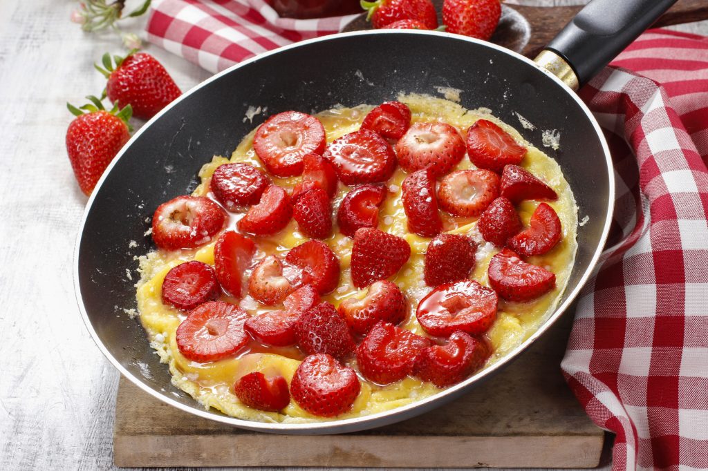 Tento omelet je ještě sytější. Je to moje oblíbená snídaně s jahodami.