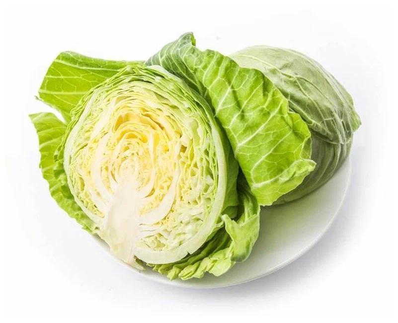 Přidám několik ingrediencí k mladému zelí a zaliju chutnou omáčkou. Tento salát se hodí ke všemu.