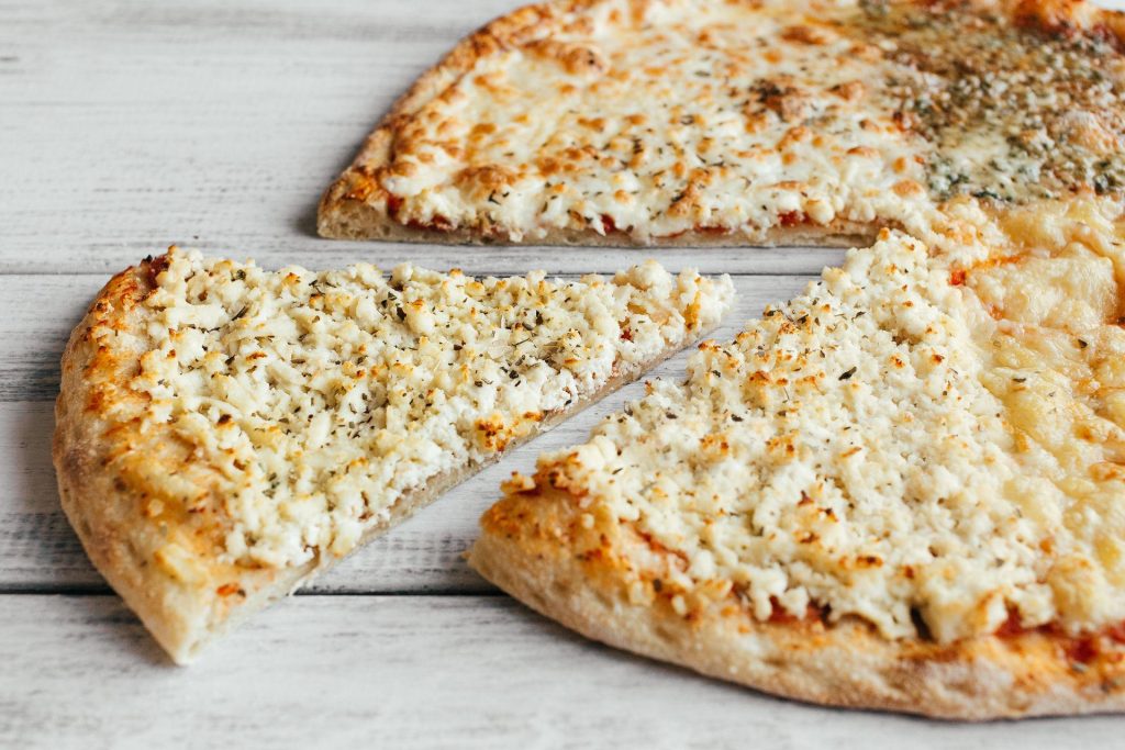 Nejjednodušší pizza na světě je také zdravá, bohatá na bílkoviny a chutná večeře: s tvarohem a hotová za pár minut.