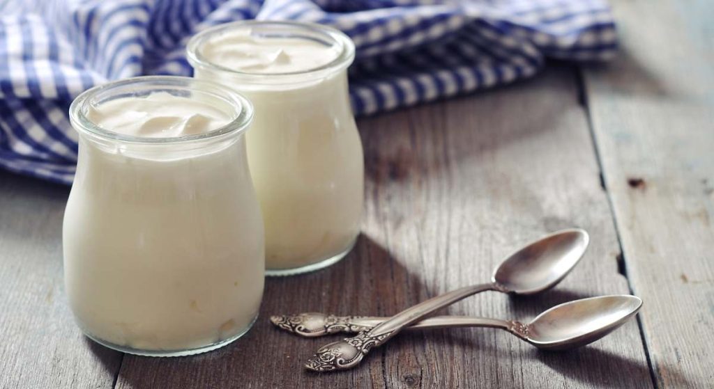 Jogurt nebo kefír: co lépe zmírňuje zánět? Odpověď odborníka.