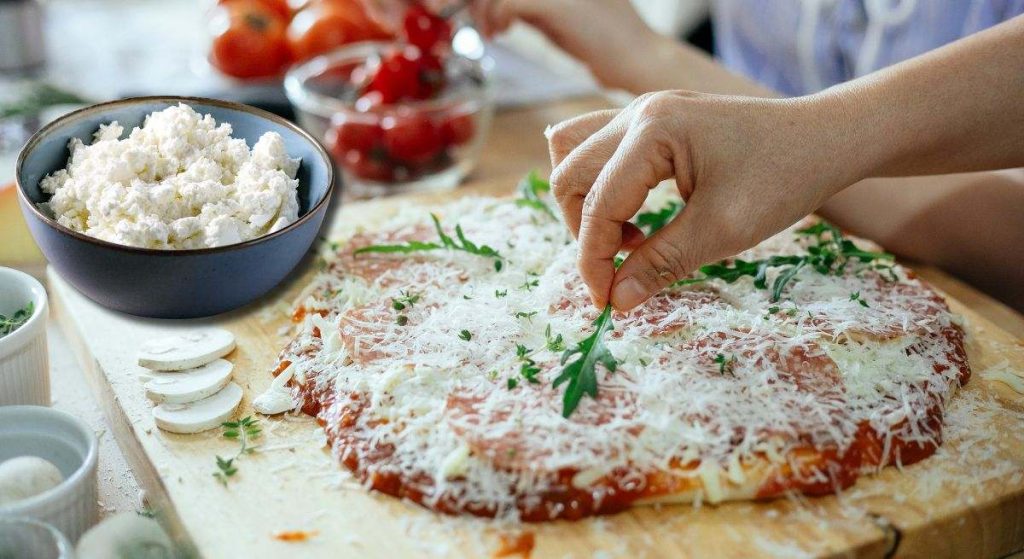 Nejjednodušší pizza na světě je také zdravá, bohatá na bílkoviny a chutná večeře: s tvarohem a hotová za pár minut.