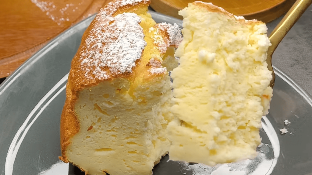K přípravě tohoto krémového jogurtového dortu v horkovzdušné troubě budete potřebovat pouze 3 ingredience.