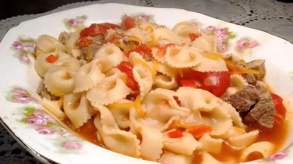 Jak připravit ragú s nudlemi a cibulí: chutný recept z jednoduchých surovin a za pár kroků