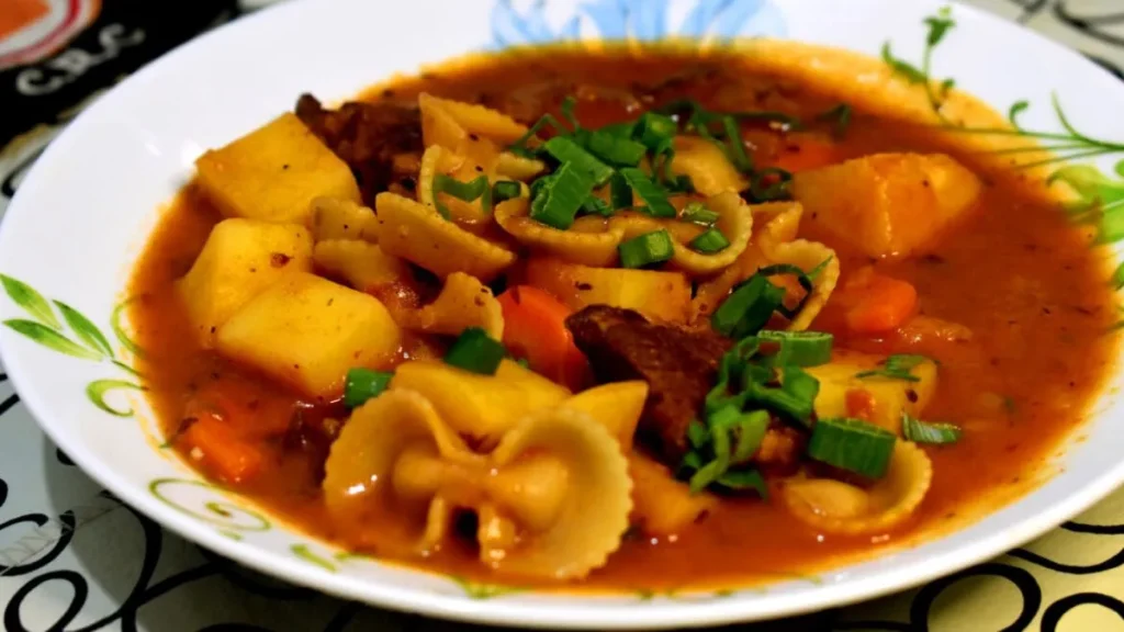 Jak připravit ragú s nudlemi a cibulí: chutný recept z jednoduchých surovin a za pár kroků