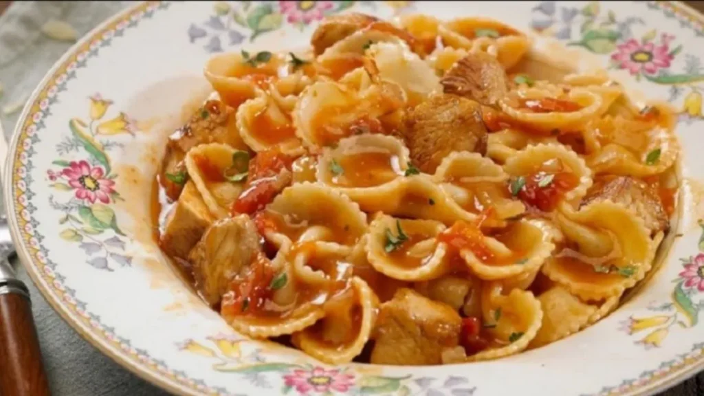 Jak připravit ragú s nudlemi a cibulí: chutný recept z jednoduchých surovin a za pár kroků